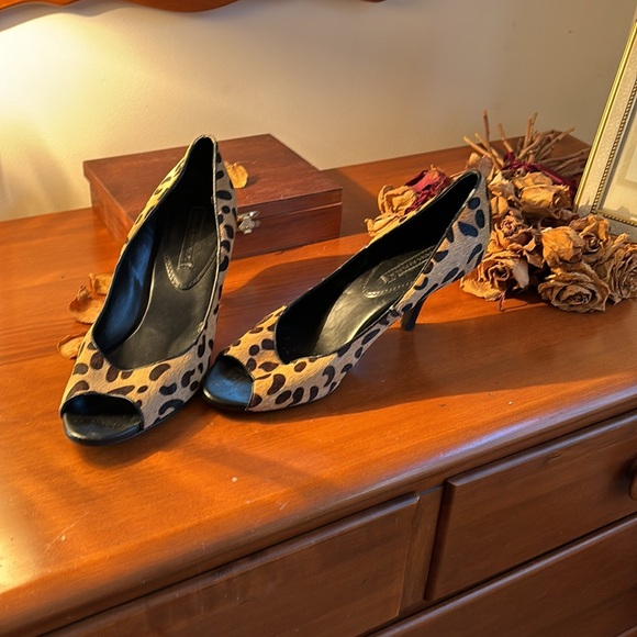 Banana Republic leopard print shoe with black 3 inch stacked heel open toe Sz 10 - Picture 2 of 2